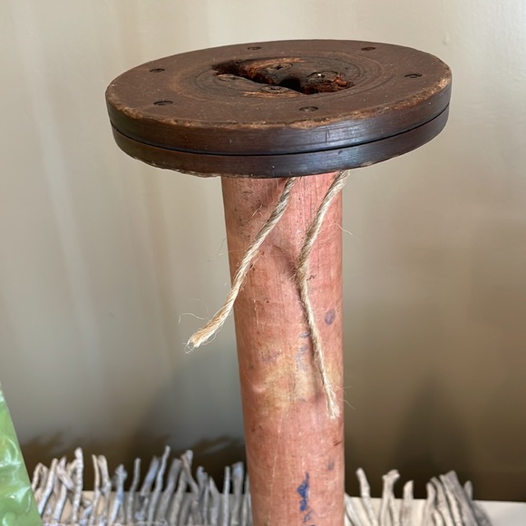 Very old wooden industrial thread spool - Picture 2 of 3